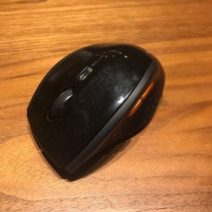 Wireless mouse (requires 2aaa batteries)